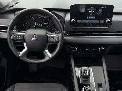 2023 Mitsubishi Outlander Base