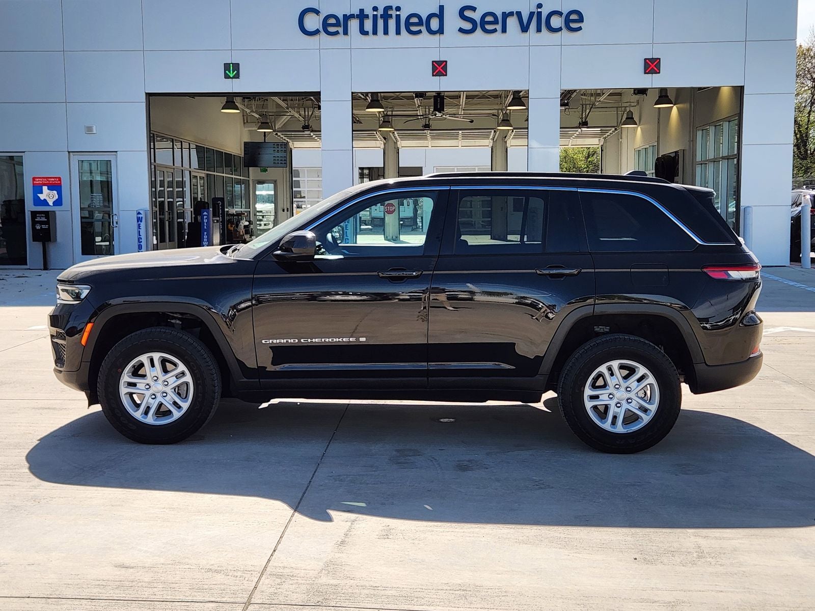 2025 Jeep Grand Cherokee Laredo 4x2