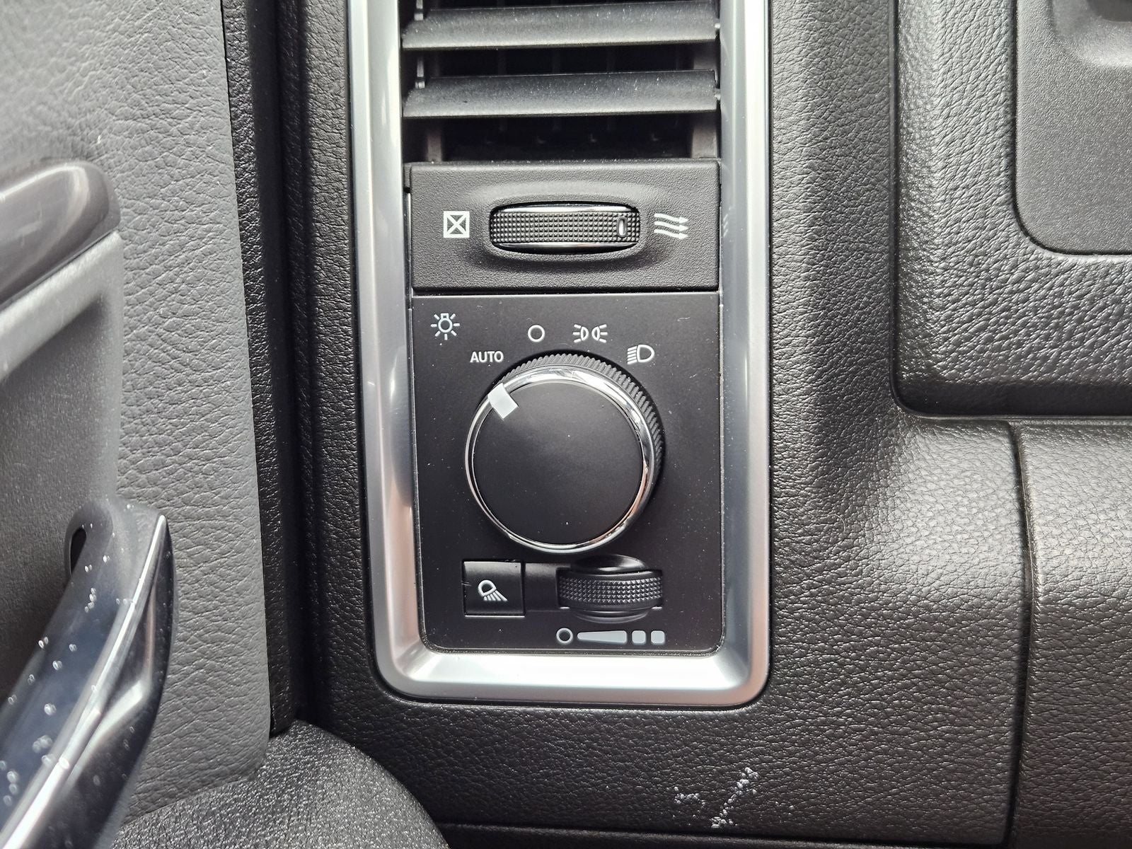 2023 RAM 1500 Classic SLT Crew Cab 4x4 5'7' Box