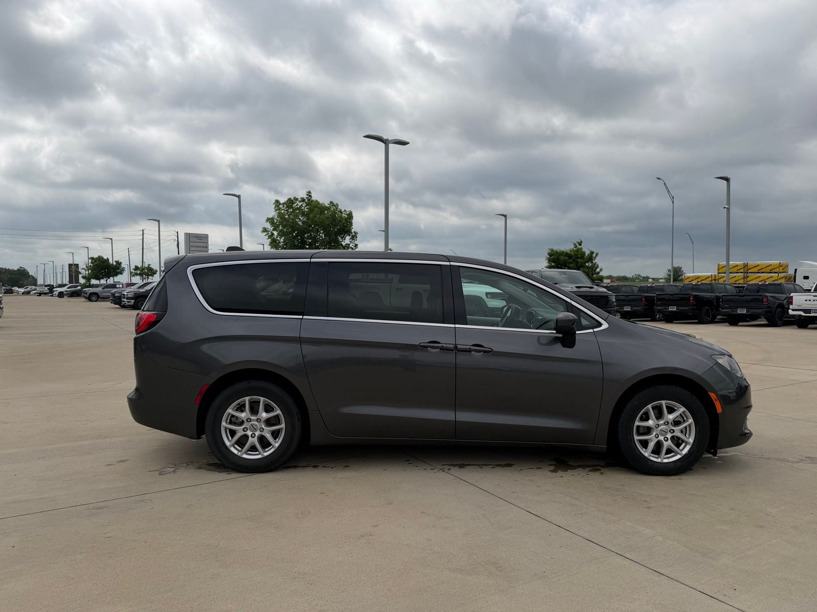 2022 Chrysler Voyager LX
