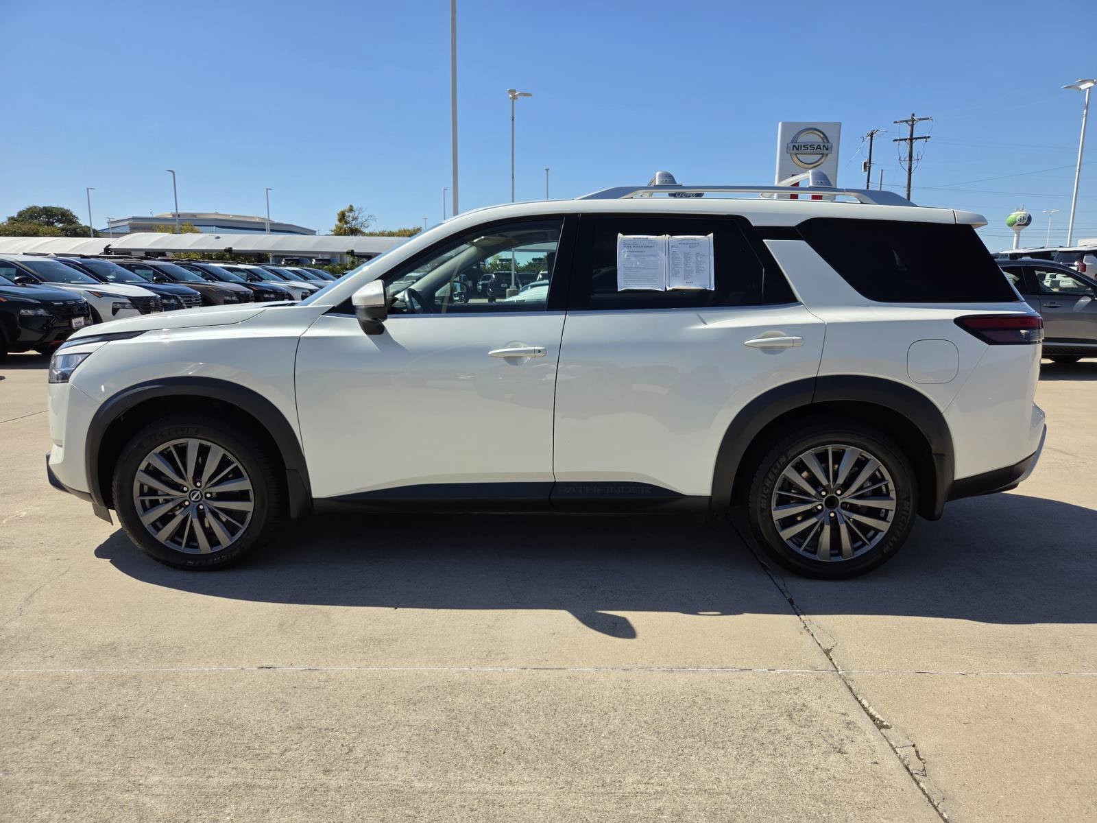 2022 Nissan Pathfinder SL