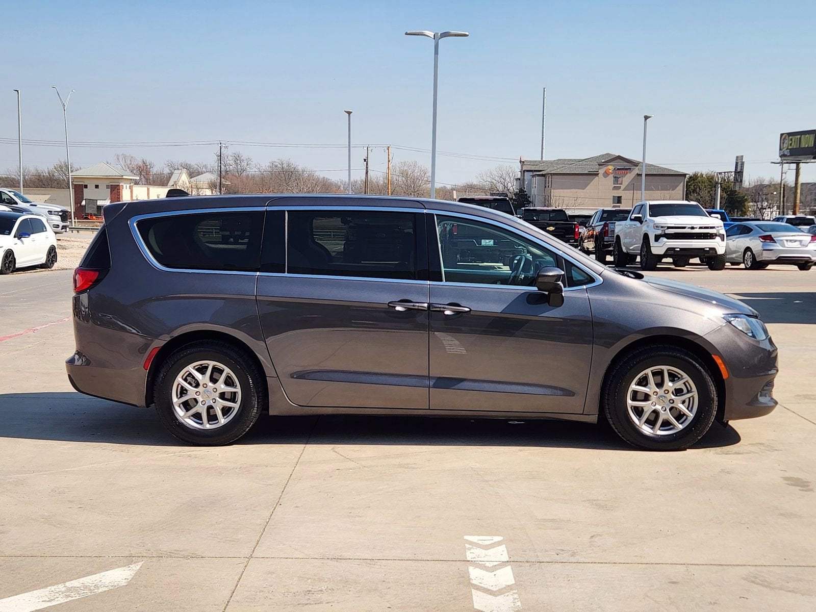 2023 Chrysler Voyager LX