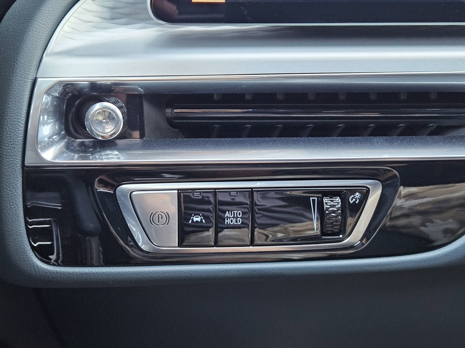 2024 Cadillac LYRIQ Luxury 3