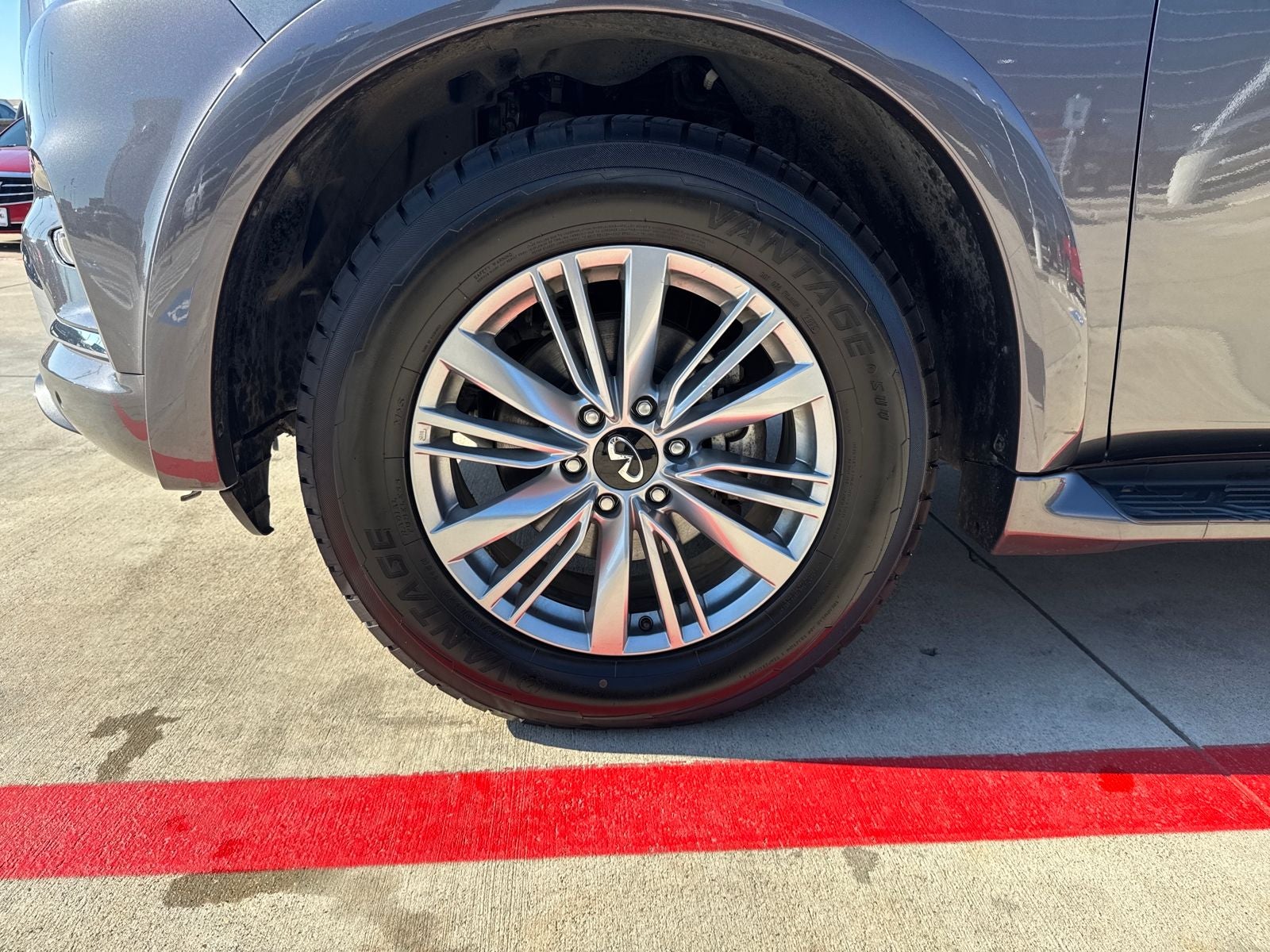 2024 INFINITI QX80 LUXE